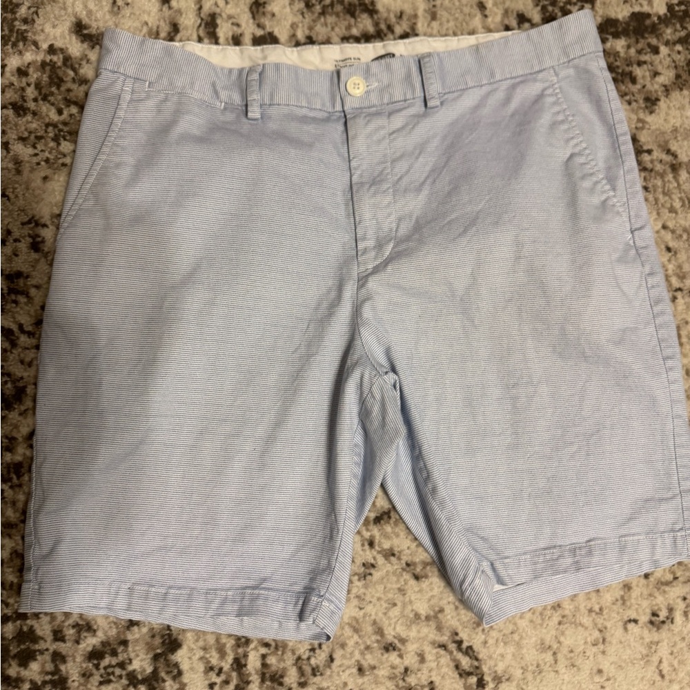 Old Navy white with blue microdots size 38 flat front chino shorts